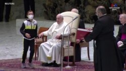 Հռոմի Ֆրանցիսկոս Պապի ընդհանուր աղոթքի ժամանակ հանդիսատեսի ուշադրության կենտրոնում է հայտնվել մի տղա,