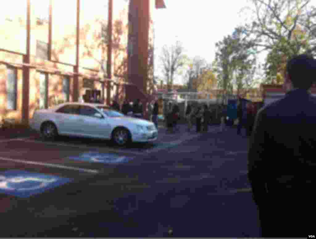 華盛頓特區西南社區投票站之一：友誼浸信會教堂外排隊投票。時間：2012年11月6日早上8點
