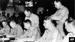 지난 1953년 7월 30일 마크 클라크 유엔군 최고사령관이 문산 유엔군 기지에서 한국전쟁 정전협졍에 서명하고 있다.