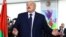 Bjeloruski predsjednik Aleksandar Lukašenko glasa na izborima u Minsku (Foto: REUTERS/Evgenia Novozhenina)