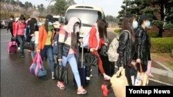 지난해 4월 북한 해외식당에서 근무하는 종업원 13명이 집단 탈출해 국내에 입국했다며 한국 통일부가 공개한 사진.