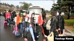 북한 해외식당에서 근무하는 종업원 13명이 집단 탈출해 지난 2016년 입국하는 장면. 통일부 제공 사진.