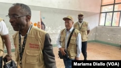 Observadores electorales internacionales en la escuela secundaria Josina Machel en Maputo, Mozambique, el 9 de octubre de 2024.