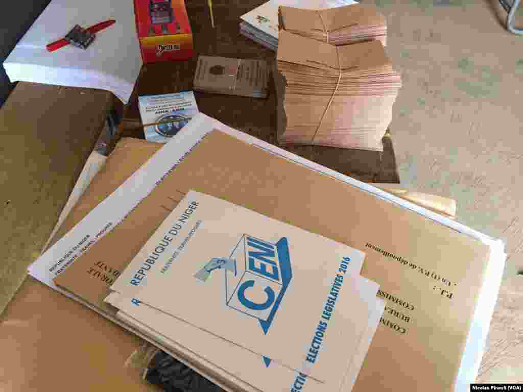 Le matériel électoral est prêt au bureau de vote de l&#39;école Yantala Haut de Niamey, 21 février 2016 (VOA/Nicolas Pinault)