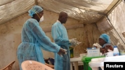 Pekerja kesehatan mengambil sampel darah untuk menguji virus Ebola dari seorang pasien di sebuah tenda di rumah sakit lokal di Kenema, Sierra Leone (foto: dok). Seorang warga negara Amerika di Ghana sedang diperiksa untuk mengetahui apakah ia mengidap Ebola, yang telah menewaskan hampir 500 orang di Afrika Barat tahun ini.
