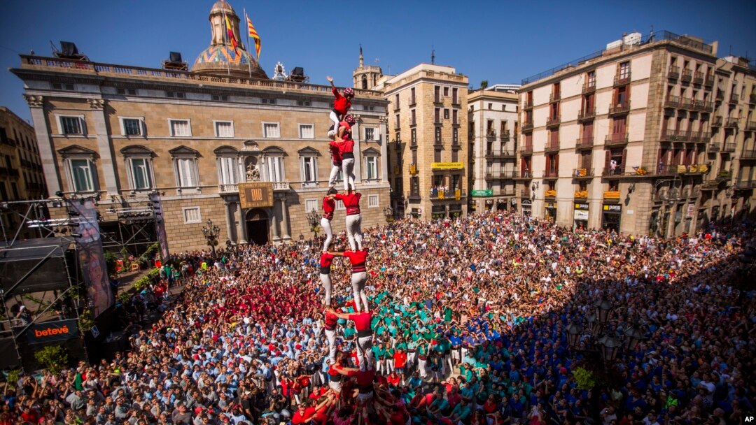 Anggota "Castellers" Barcelona, kelompok akar rumput yang memimpin gerakan kemerdekaan Catalonia membentuk menara manusia di lapangan Sant Jaume di Barcelona, Spanyol, 24 September 2017. Kelompok itu mengatakan telah mulai membagikan satu juta kartu suara referendum kemerdekaan.