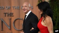 Foto de archivo. Jeff Bezos y Lauren Sanchez llegan al estreno mundial de la serie de televisión 'El Señor de los Anillos: Los anillos del poder' en Londres, el martes 30 de agosto de 2022. (Foto de Scott Garfitt/Invision/AP)