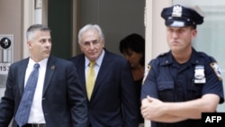 Tutuksuz yargılanan Dominique Strauss-Kahn (soldan ikinci) New York'tan dışarı çıkamıyor