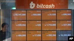 Una pantalla muestra los precios de bitcoin en un sitio virtual de cambio. Seúl, Corea del Sur, diciembre 13 de 2017.