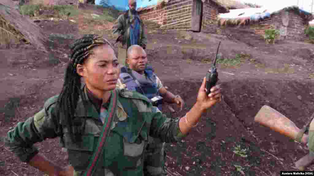 Afisa wa mawasiliano wa jeshi la Congo kwenye uwanja wa mapambano msitu wa Virunga
