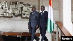 PM Sementara Mali Cheick Modibo Diarra (kiri) dan Presiden Pantai Gading Alassane Outtara di Istana Presiden Pantai Gading di Abidjan (Foto: dok). Partai pendukung mantan presiden Gbagbo membantah tuduhan kudeta dan menuding pemerintahan Outtara merekayas