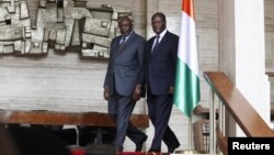 Perdana Menteri Sementara Mali Cheick Modibo Diarra (kiri) dan Presiden Pantai Gading Alassane Outtara di Istana Presiden Pantai Gading di Abidjan (Foto: dok). Diarra berada di Burkina Paso untuk dialog terkait konflik Mali Utara.