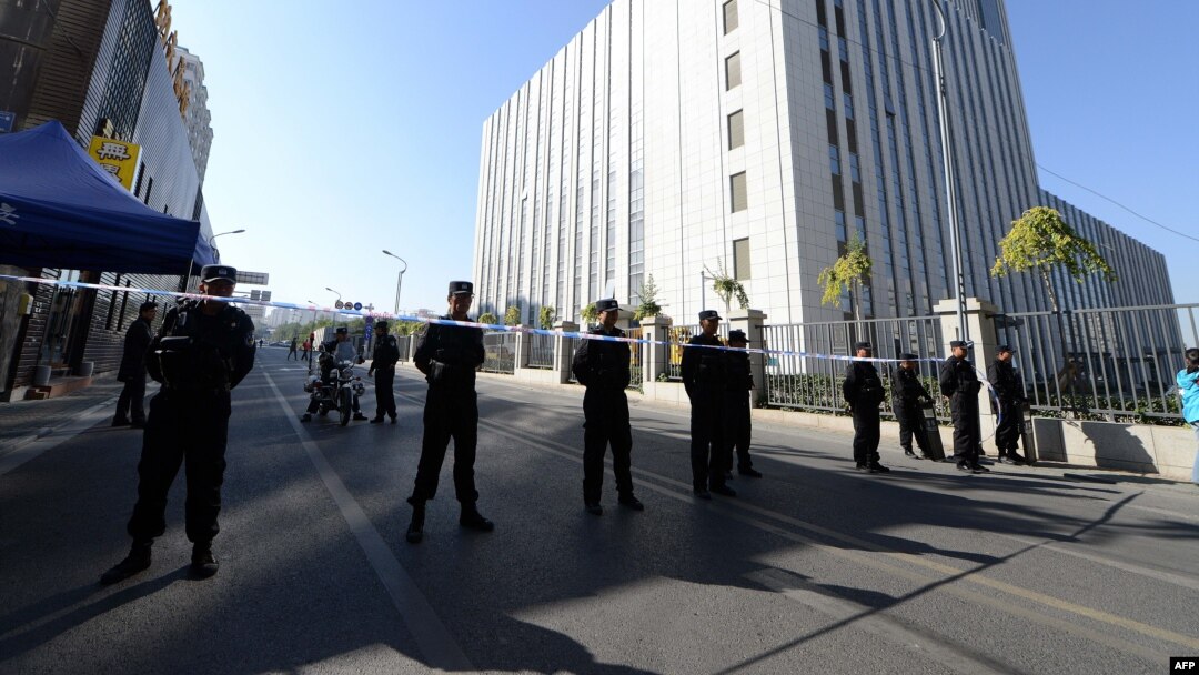 中国知名维吾尔学者伊力哈木案在新疆乌鲁木齐中级人民法院审理，受到国际社会关注，中国当局如临大敌，排除大批警察在法院门外站岗。