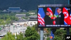 Layar televisi menampilkan foto pemimpin Korea Utara Kim Jong-un (kiri) dan Presiden AS Donald Trump untuk mengkampanyekan Dialog Pertahanan Seoul di Seoul, Korea Selatan, 5 September 2018. (Foto: dok).