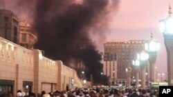 사우디아라비아의 성지 메디나에서 4일 발생한 폭탄 테러 현장에서 검은 연기가 피어오르고 있다.