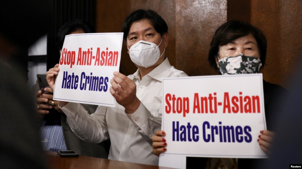 亚特兰大三起枪击案后，韩裔美国人协会成员举牌抗议针对亚裔的仇恨犯罪。（2021年3月18日）(photo:VOA)