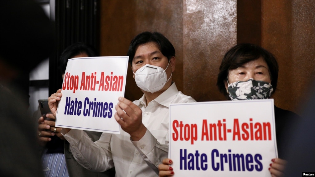 亚特兰大三起枪击案后，韩裔美国人协会成员举牌抗议针对亚裔的仇恨犯罪。（2021年3月18日）(photo:VOA)