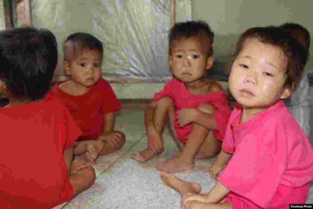 북한 황해남도 해주의 한 고아원에는 신생아부터 4살까지, 황해남도 지역의 영유아들이 있었으며, 끔찍한 상황이었다. 원생 218명 중 상당수는 심각한 영양실조 상태로, 맨 콘크리트 바닥에 힘 없이 앉아있었다. (미션 이스트 제공)