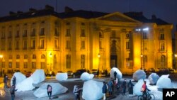 Danimarkalı sanatçı Olafur Eliasson, Grönland'dan getirdiği buzullarla Paris'te bir saat oluşturdu