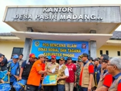 Kepala BNPB Letjen Doni Monardo bersama Menko PMK Muhadjir Effendi dalam penanganan bencana di Bogor, 4 Januari 2020. (Foto: BNPB)