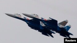 ເຮືອບິນຮົບ ທະຫານອາກາດ ຣັດເຊຍ Su-27 ສະແດງການບິນ
ທີ່ງານວາງສະແດງເຮືອບິນ ຢູ່ນອກນະຄອນຫຼວງ ມອສໂກ ໃນປີ 2011.
