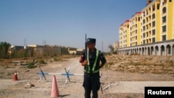 一名卫兵2018年9月4日在新疆一个劳改营外面站岗。