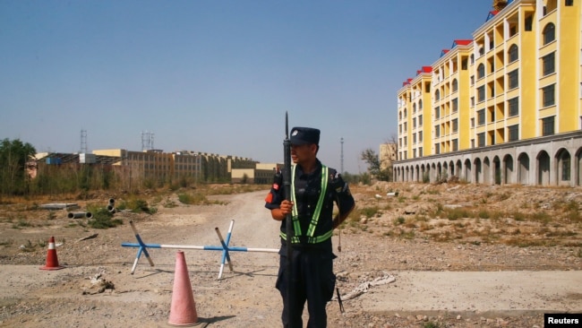 一名卫兵2018年9月4日在新疆一个劳改营外面站岗。