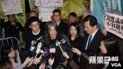 民主派四名議員星期五在香港高等法院外會見記者（蘋果日報圖片）