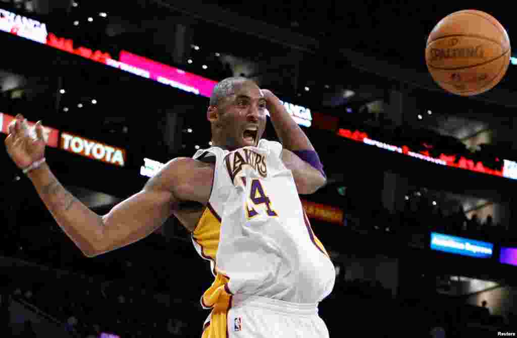 Kobe Bryant celebra depois de um afundando contra os New York Nicks, num jogo da NBA a 9 de janeiro 2011. Foto: REUTERS/Lucy Nicholson/ arquivo