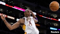 រូបឯកសារ៖ លោក Kobe Bryant នៅក្នុងការប្រកួតបាល់បោះ NBA មួយនៅទីក្រុង Los Angeles រដ្ឋ California កាលពីថ្ងៃទី ៩ ខែមករាឆ្នាំ២០១១។ (REUTERS)