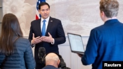 Američki državni sekretar Marco Rubio razgovara s medijima na aerodromu Shannon, Irska, 12. marta 2025., dok putuje sa razgovora s Ukrajinom u Saudijskoj Arabiji na sastanke grupe G7 u Kanadi. (Saul Loeb/Pool preko Reutersa)