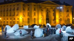 Visitantes caminan entre bloques de hielo parte de la escultura "Vigilia de hielo" del artista danés, Olafur Eliasson, en París.