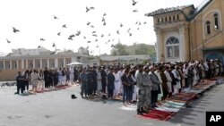 Warga Afghanistan melakukan sholat Idul Fitri di luar masjid Shah-e-Dushamshera, Kabul Jumat 15/6 (foto: ilustrasi). Taliban mengumumkan gencatan senjata 3 hari mulai hari Jumat yang bertepatan dengan 1 Syawal 1349H. 