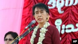 ျမန္မာ့ဒီမိုကေရစီေခါင္းေဆာင္ ေဒၚေအာင္ဆန္းစုၾကည္ နတ္ေမာက္ျပည္သူလူထုကို မိန္႔ခြန္းေျပာၾကားေနစဥ္။ (ဒီဇင္ဘာလ ၈ ရက္၊ ၂၀၁၂)။
