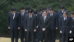 고 정주영 명예회장 묘소를 찾은 현대아산 사장과 직원들