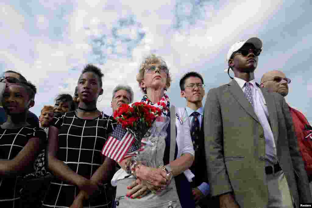شهروندان آمریکایی بسیاری در مراسم یادبود جان باختگان در پنتاگون در حومه واشنگتن شرکت کردند