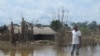 Un village au bord de l'Oubangui englouti par les eaux, à Brazzaville le 24 novembre 2019. (VOA/Arsène Séverin)