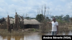 Un village au bord de l'Oubangui englouti par les eaux, à Brazzaville le 24 novembre 2019. (VOA/Arsène Séverin)