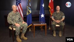 Almirante Craig Faller, jefe del Comando Sur y general David Bellon, jefe del Componente de Marina. [Foto de video original VOA].