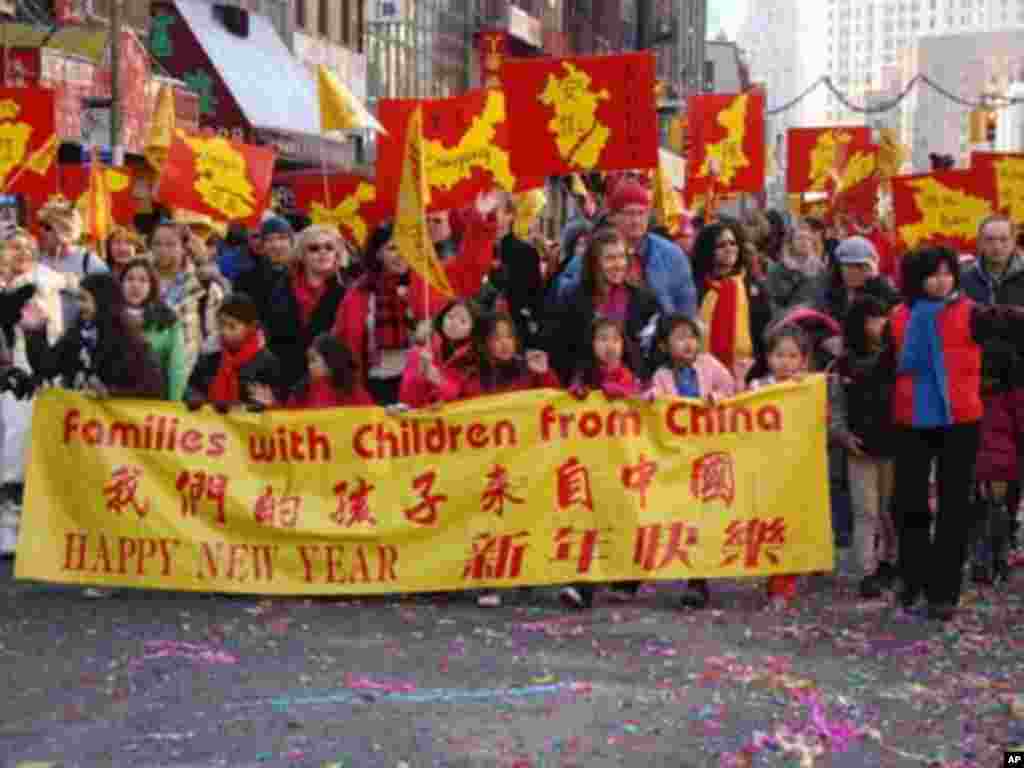 領養家庭每年都參加遊行