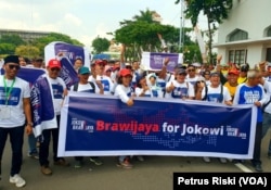 Salah satu kelompok alumni dari Universitas Brawijaya, Malang, hadir dalam deklarasi dukungan alumni Jawa Timur untuk Jokowi