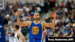 Golden State Warriors guard Stephen Curry reacts to play against the Dallas Mavericks during an NBA basketball game, Tuesday, March 21, 2017, in Dallas. (AP Photo/Tony Gutierrez)