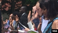 A group of people take part in the naturalization ceremony in Mount Vernon, Virginia. (J. Oni/VOA)