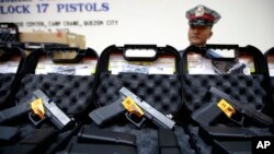 필리핀 경찰이 권총을 보여주고 있다. (자료사진)