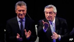 마우리시오 마크리(왼쪽) 아르헨티나 대통령과 알베르토 페르난데스 후보가 지난 20일 부에노스아이레스에서 진행된 대선 토론에서 청중 환호에 답하고 있다. 