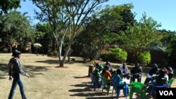 Community adolescent treatment supporters at AFRICAID, Harare, Zimbabwe, June 2012. (S. Mhofu/VOA) 