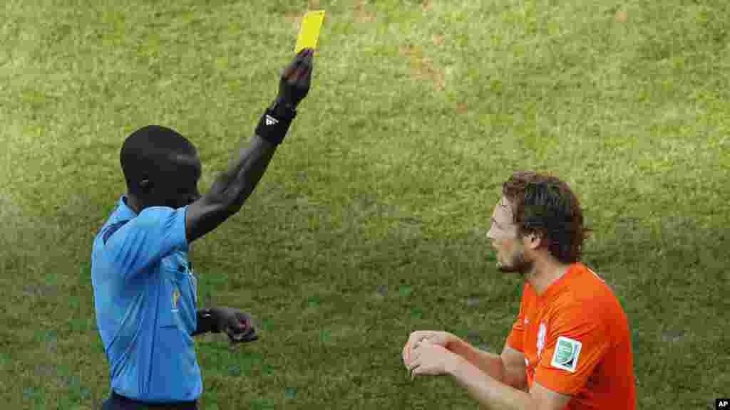 L'arbitre Bakary Gassama de la Gambie montre le carton jaune à Daley Blind du Pays-Bas lors du&nbsp;match  de la Coupe du Monde 2014 Groupe B contre le Chili à l'aréna Corinthians de Sao Paulo Juin 23, 2014. 