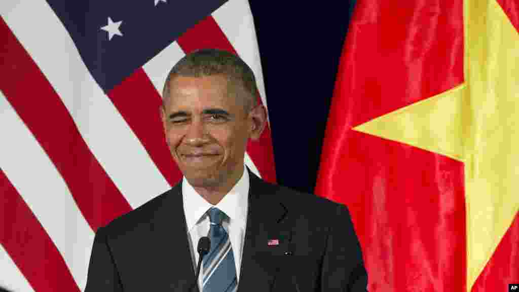 Tổng thống Mỹ Barack Obama nháy mắt khi ông đến tham dự cuộc họp báo với Chủ tịch nước Việt Nam Trần Đại Quang tại Trung tâm hội nghị quốc tế tại Hà Nội, ngày 23/5/2016.