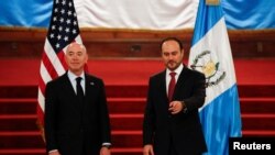 El secretario de Seguridad Nacional de EE. UU., Alejandro Mayorkas, a la izquierda, junto al canciller de Guatemala Pedro Brolo durante su encuentro en la capital guatemalteca el 6 de julio de 2021.