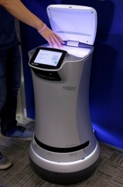 Robot Relay beroperasi di kantor pusat perusahaan Savioke di San Jose, California, 26 Juni 2017.